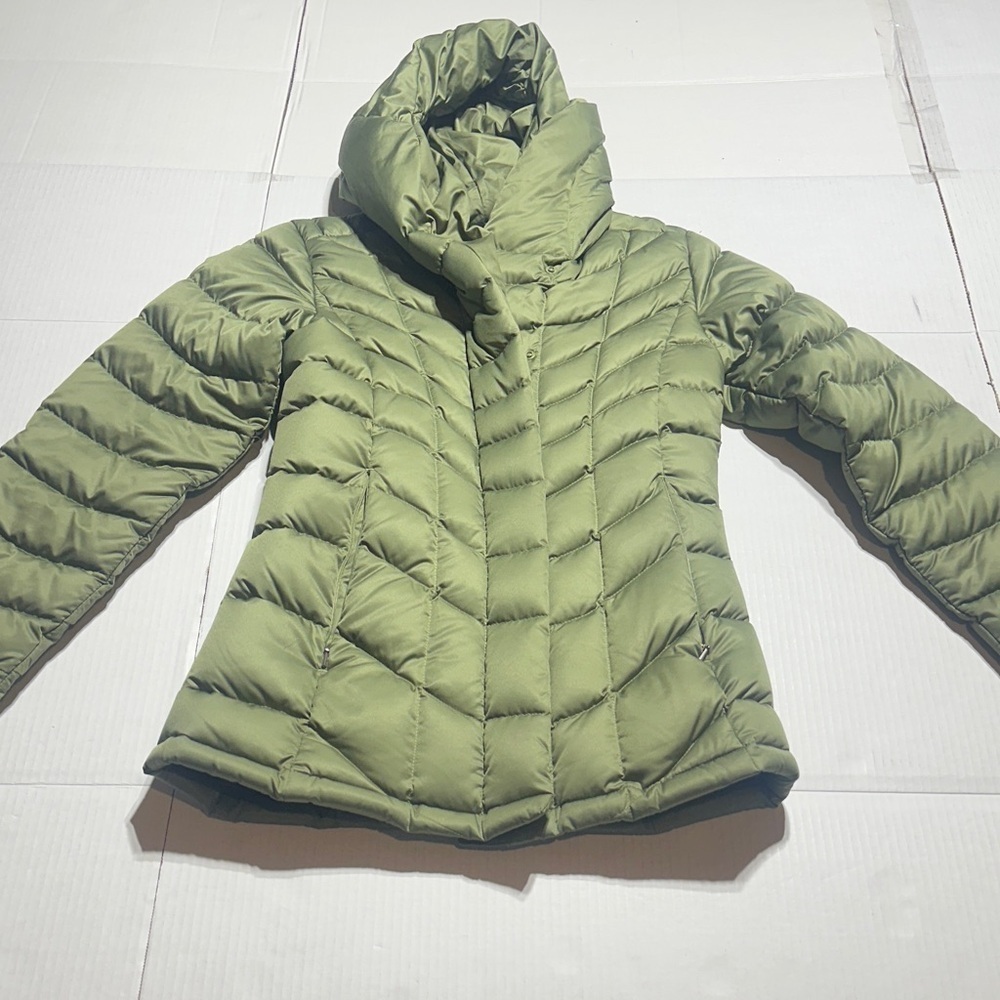 Patagonia Women's olive drab Puffer Jacket w zippers and snap buttons goosedown